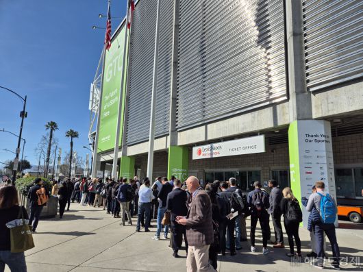 18일(현지시간) 오후 미국 캘리포니아주 새네제이 SAP센터는 젠슨 황 엔비디아 최고경영자(CEO)의 기조연설을 보려는 인파가 대거 몰리면서 2시간 전부터 긴 줄이 늘어섰다. 사진=김현일 기자(새너제이)