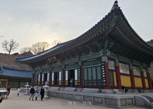 보타전. 관음상 1500좌가 놓여 있는 건물이다.