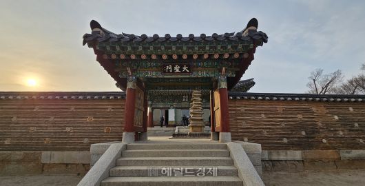 낙산사의 별무늬 담장. 미적인 가치가 높은 유산이다.