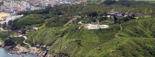 산불로 소실된 낙산사의 복원사업이 대부분 끝난 2009년 6월 하늘에서 찍은 전경 [연합]