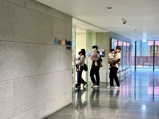 지난 12일 이른 아침 HD현대 임직원들이 아이들과 함께 사내 어린이집인 드림보트에 들어서고 있다. [김은희 기자]