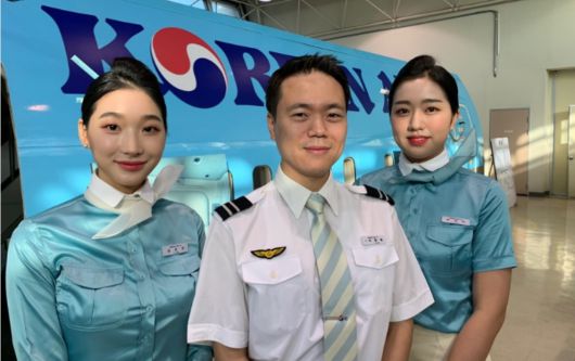 2019년 당시 어린 승객을 구한 승무원들. 김은진(왼쪽부터) 승무원, 이창현 사무장, 하승이 승무원 [대한항공 뉴스룸]