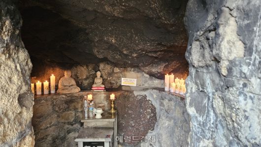 관음사 해월굴은 해월당 행적비와 존상(尊像)이 옆에 자리하고 지금도 많은 불자들의 기도처가 되어 촛불들이 불을 밝히고 있다.