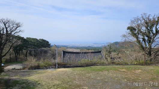 나한전에서 바라본 제주시내와 제주바다