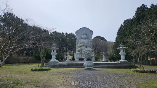 제주 관음사 통일대불 앞에서는 남북 평화통일을 기원하는 법회가 종종 열린다.