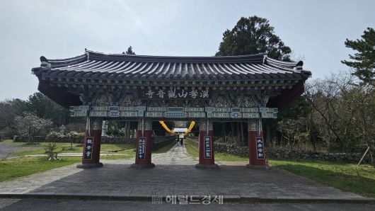 한라산 관음사 일주문은 몇 번의 중수 과정을 거쳐 오늘에 이르고 있다.