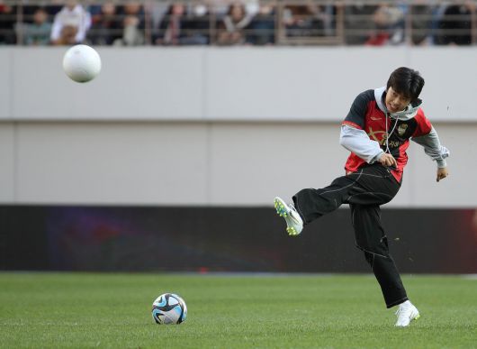 가수 임영웅이 지난해 4월 8일 서울 마포구 서울월드컵경기장에서 열린 프로축구 K리그1 FC서울과 대구FC의 경기 시작 전 시축을 하고 있다. [뉴시스]