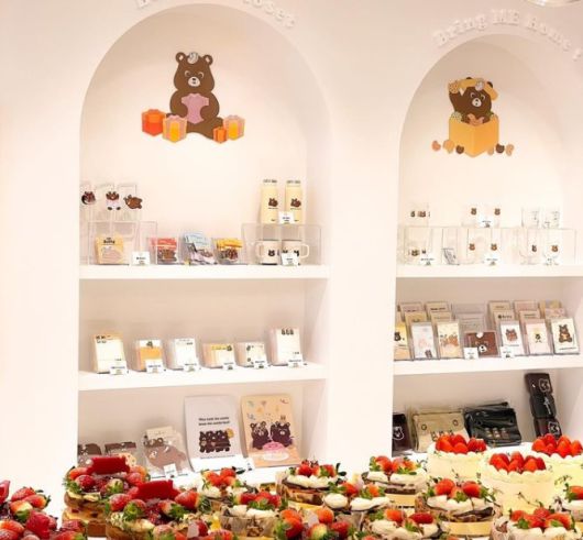 부산의 한 베이커리 카페의 캐릭터 굿즈들. [인스타그램]