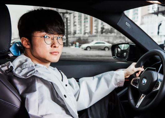 BMW에게 선물 받은 차를 타고 있는 페이커 [페이커X 갈무리]