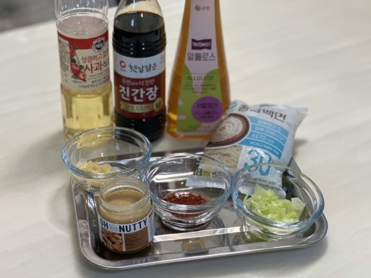 ▶재료: 땅콩버터 2T, 진간장 2T, 식초 1T, 고춧가루 1t, 간마늘 1t, 다진파 한줌, 두유면, 알룰로스 1T