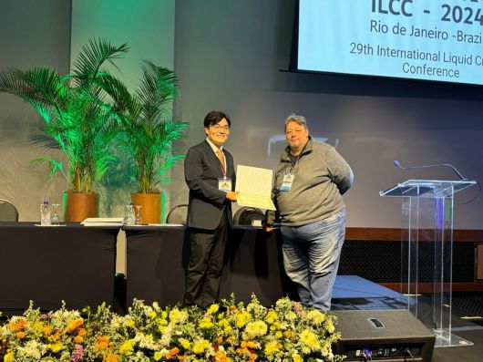 윤동기(왼쪽) 교수가 국제액정학회에서 중견학술상을 수여받고 기념촬영을 하고 있다.[KAIST 제공]