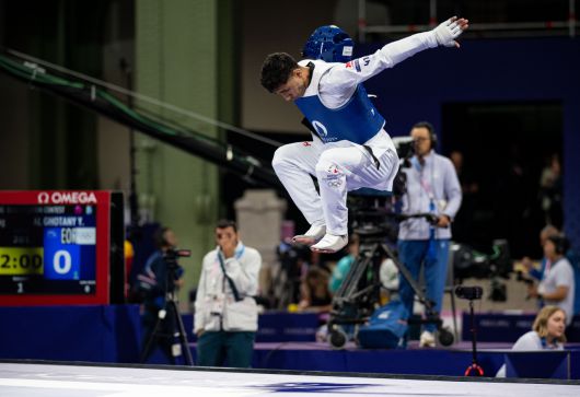 태권도 난민대표팀 야흐야 알 고타니가 8일(현지시각) 프랑스 파리 그랑팔레에서 열린 2024파리올림픽 태권도 남자 68kg급 예선에서 경기장으로 나오고 있다. 파리=이상섭 기자