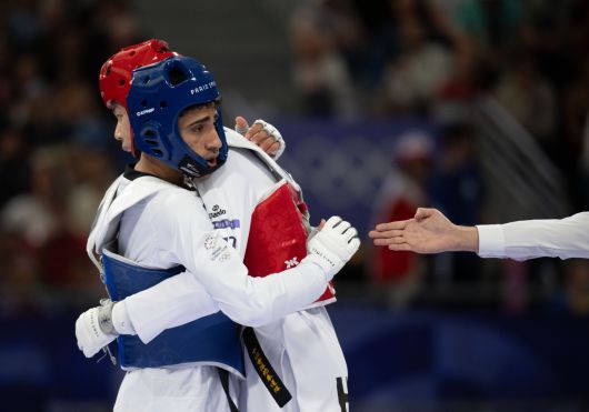 태권도 난민대표팀 야흐야 알 고타니가(왼쪽) 8일(현지시각) 프랑스 파리 그랑팔레에서 열린 2024파리올림픽 태권도 남자 68kg급 예선에서 홍콩의 와이펑러와 경기를 펼치고 있다. 파리=이상섭 기자