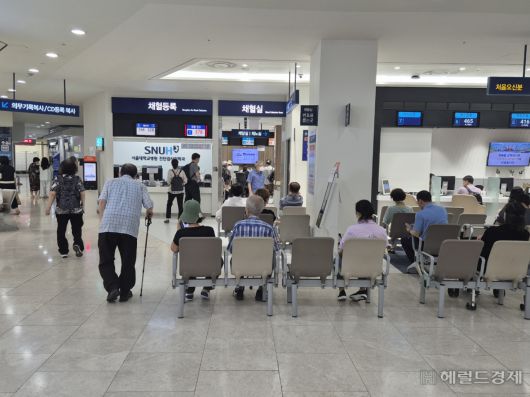 20일 오전 서울 종로구 서울대학교병원에서 환자들이 대기하는 모습. 김도윤 수습기자