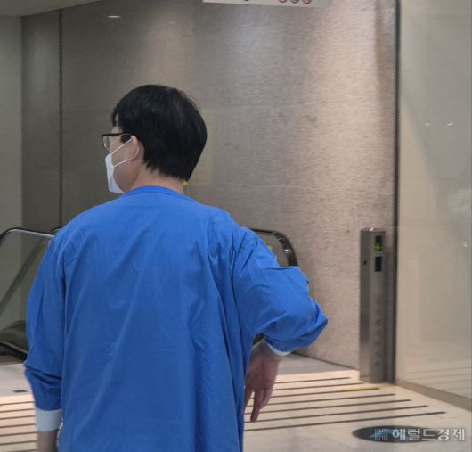 20일 오전 서울 종로구 서울대학교병원에서 병실로 이동하고 있는 의사의 모습. 김도윤 수습기자