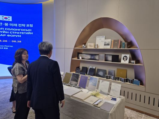 제2차 한·몽 미래전략포럼이 27일 몽골 울란바토르에 위치한 노보텔 울란바토르 몽골에서 열린 가운데 주상연 닻미술관 대표의 아트북 작품이 행사장 앞에 전시돼 있다.