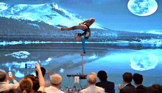 제2차 한·몽 미래전략포럼이 27일 몽골 울란바토르에 위치한 노보텔 울란바토르 몽골에서 열린 가운데 만찬공연이 펼쳐지고 있다. 울란바토르=박해묵 기자