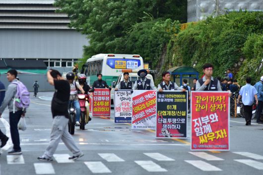 HD현대중공업 노동조합 조합원들이 지난달 29일 울산 HD현대중공업에서 출근길 선전전을 하고 있는 모습 [HD현대중공업 노조 제공]