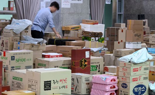 추석 연휴를 앞둔 9일 오전 서울 여의도 국회 의원회관 입구 로비에 추석 선물 택배 상자가 가득 쌓여 있다. [사진=이상섭 기자/babtong@]