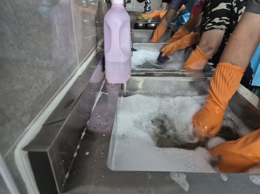 자원봉사자들이 설거지를 하는 모습 [김도윤 기자]