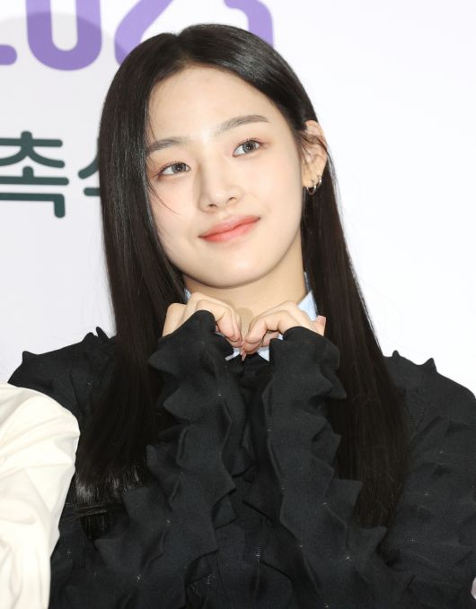 걸그룹 뉴진스의 민지가 서울시청에서 열린 '서울특별시 홍보대사 감사패 수여 및 위촉식'에 앞서 포즈를 취하고 있다. [연합]