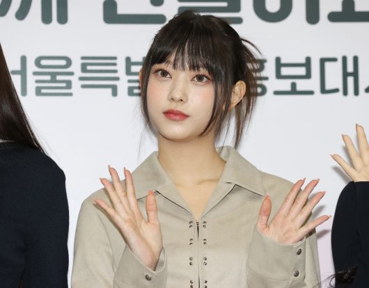 걸그룹 뉴진스의 해린이 서울시청에서 열린 '서울특별시 홍보대사 감사패 수여 및 위촉식'에 앞서 포즈를 취하고 있다. [연합]