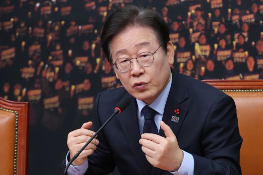 더불어민주당 이재명 대표가 8일 오후 서울 여의도 국회에서 열린 긴급 기자회견에서 기자 질문에 답변하고 있다. <연합뉴스>