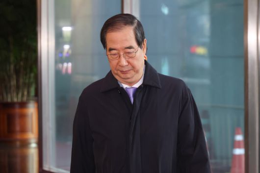 한덕수 국무총리가 12일 서울 종로구 정부서울청사로 출근하고 있다.  [연합]