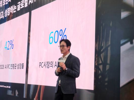 이민철 삼성전자 MX사업부 갤럭시 에코 비즈 팀장이 12일 서울 서초구 삼성 강남에서 열린 기자간담회에서 ‘갤럭시 북5 Pro’ 에 대해 설명하고 있다. [삼성전자 제공]