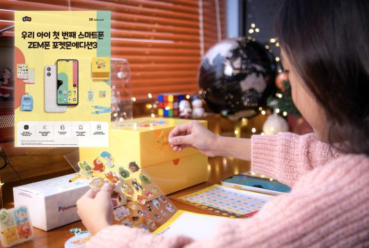 SK텔레콤 어린이 모델이 맞춤형 LTE 스마트폰 ‘ZEM폰 포켓몬에디션3’를 소개하고 있다. [SK텔레콤 제공]