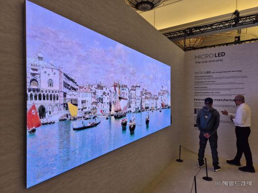 삼성전자가 5일(현지시간) 미국 라스베이거스 시저스 팰리스 호텔에서 공개한 144형 마이크로 LED TV. 라스베이거스=김현일 기자