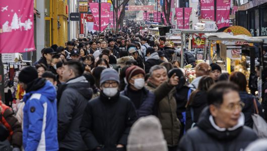 지난 12일 오후 서울 중구 명동 거리가 휴일을 맞이해 나들이에 나선 시민과 관광객들로 붐비고 있다. [연합]