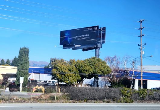 21일(현지시간) 미국 캘리포니아주 새너제이에 ‘삼성 갤럭시 언팩 2025’을 알리는 대형 광고판이 설치된 모습. [권제인 기자/eyre@]
