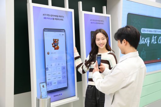 지난 23일 오픈한 삼성 강남 ‘갤럭시 스튜디오’에서 방문객들이 갤럭시 S25 시리즈로 인공지능(AI) 스티커를 만들고 있다. [삼성전자 제공]