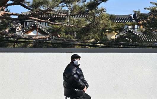 이석원 작가가 23일 오후 서울 종로구 김영사 서울사무소에서 헤럴드경제와 인터뷰에 앞서 포즈를 취하고 있다. 임세준 기자