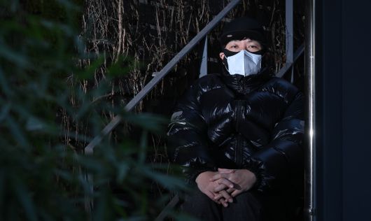 이석원 작가가 23일 오후 서울 종로구 김영사 서울사무소에서 헤럴드경제와 인터뷰에 앞서 포즈를 취하고 있다. 임세준 기자