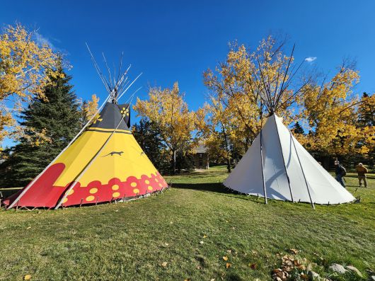 헤리티지 파크에 있는 선주민의 텐트 티피