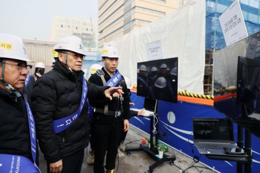 황상하 SH공사 사장이 지난달 ‘마곡 공공형 지식산업센터 및 건설형 도전숙 복합개발사업’ 건설현장을 방문해 현장을 점검하고 있다. [SH 제공]