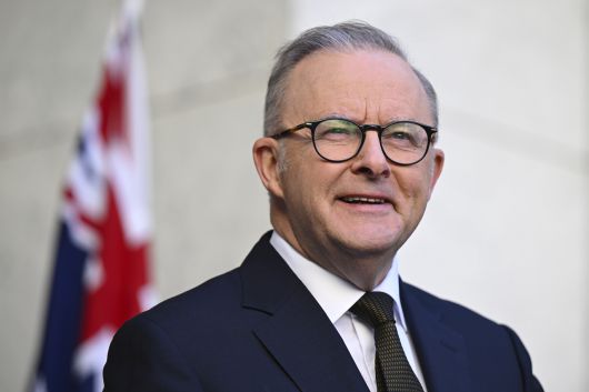 앤서니 앨버리지 호주 총리가 11일(현지시간) 호주 캔버라에서 도널드 트럼프 미국 대통령과의 전화 통화 이후 호주산 철강 및 알루미늄 수입품에 대한 관세 면제를 고려하기로 합의했다고 밝히고 있다. [AP]