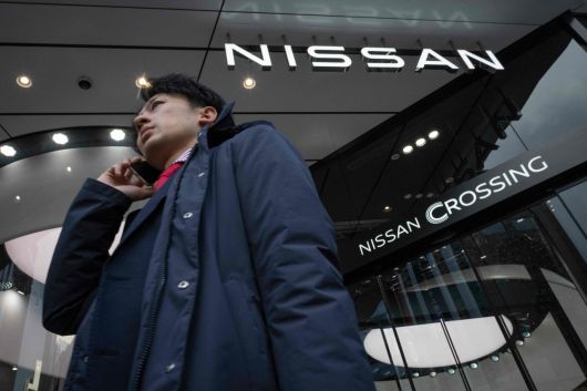 도쿄의 닛산 매장 쇼룸 앞을 한 남성 행인이 걸어가고 있다. [AFP]