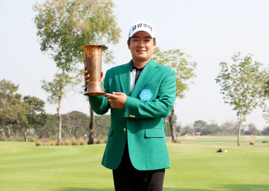 우승 트로피를 들고 포즈를 취한 김승혁. [사진=KPGA]