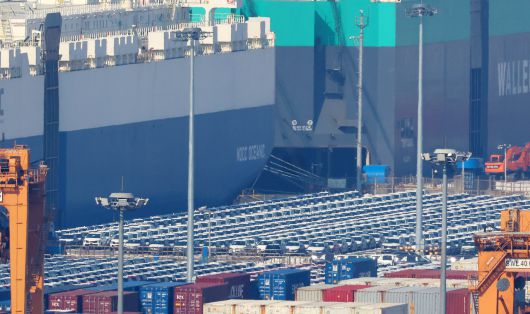 경기도 평택항에 수출용 차들이 세워져 있는 모습. [연합]