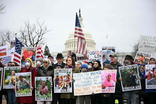 5일(현지시간) 미국 뉴욕에서 열린 50501 운동에 참석한 시민들이 도널드 트럼프 미국 대통령을 비판하는 피켓을 들고 서 있다. [AFP]