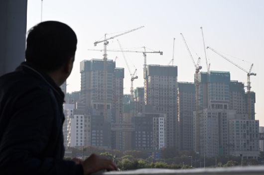 서울 서초구 잠수교에서 한 시민이 아파트 건설 현장을 바라보고 있다. 임세준 기자