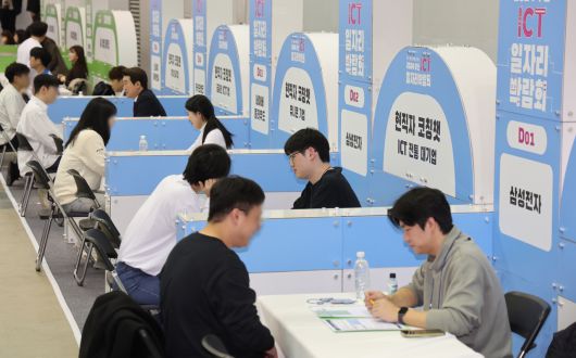 ICT 기술과 인재를 연결하는 2024 부산 ICT 일자리 박람회가 열린 20일 오전 부산 해운대구 벡스코 제2전시장에서 구직자들이 현직자 코칭챗을 받고 있다. [연합]