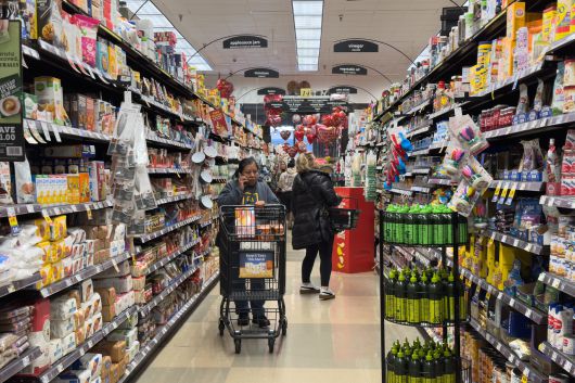 미국 캘리포니아주 로스앤젤레스의 한 마트에서 사람들이 식료품을 사고 있다. [EPA]