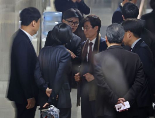 한동훈 전 국민의힘 대표(왼쪽)와 조경태 의원 [연합]