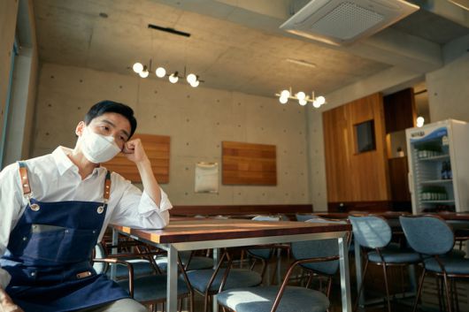 경기 침체로 인건비 부담이 커지자 자영업자들이 직원 수를 줄이는 추세다. [게티이미지뱅크]