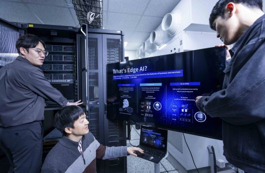 SK텔레콤 직원들이 분당 사옥 테스트베드에서 AI 기지국(AI-RAN) 시험 장비를 활용해 연구를 진행하고 있다. [SK텔레콤 제공]