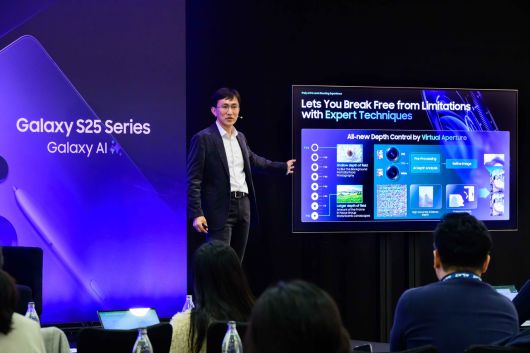 조성대 삼성전자 MX사업부 비주얼설루션 부사장이 MWC25에서 발표를 진행하는 모습 [삼성전자 제공]